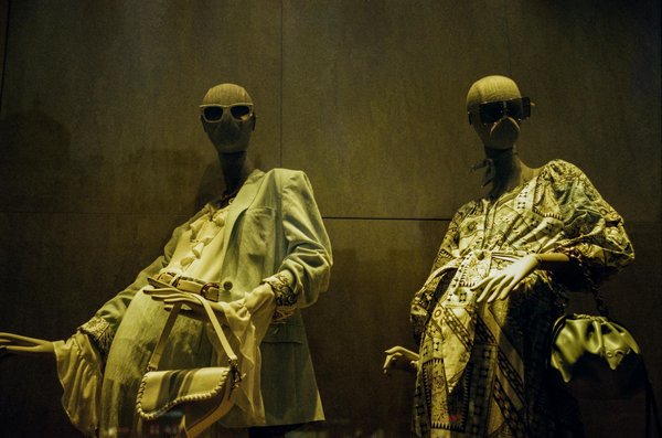 Comment marier des bottes en daim avec des tenues de printemps ?