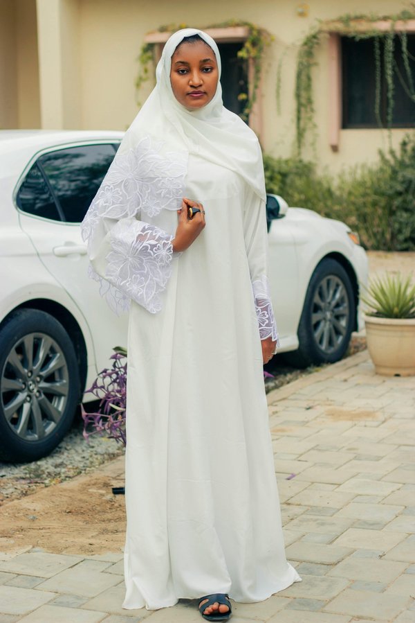 L'élégance intemporelle de l'abaya blanche moderne